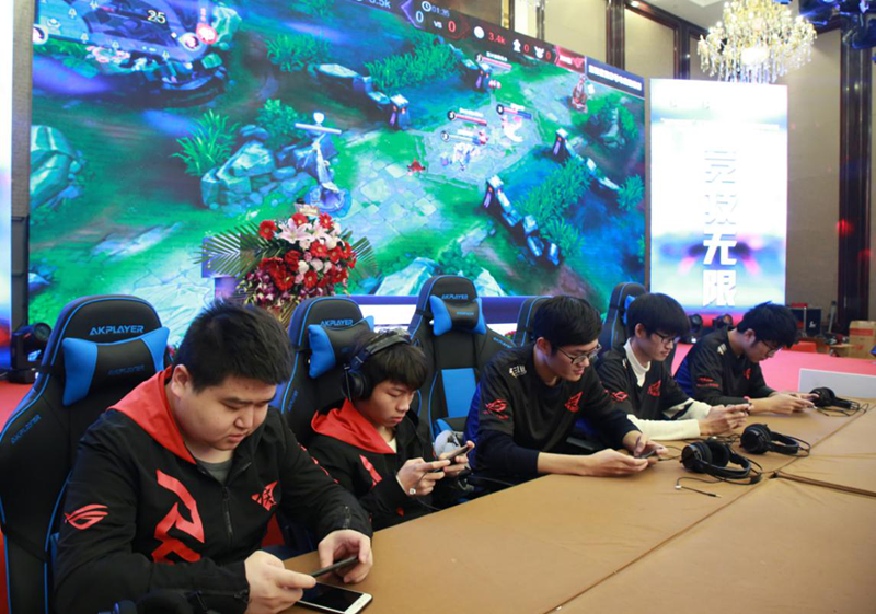 “新華互聯網杯”XCG英雄聯盟爭霸賽全國總決賽頒獎典禮榮耀啟幕 “新華互聯網杯”XCG英雄聯盟爭霸賽全國總決賽頒獎典禮榮耀啟幕