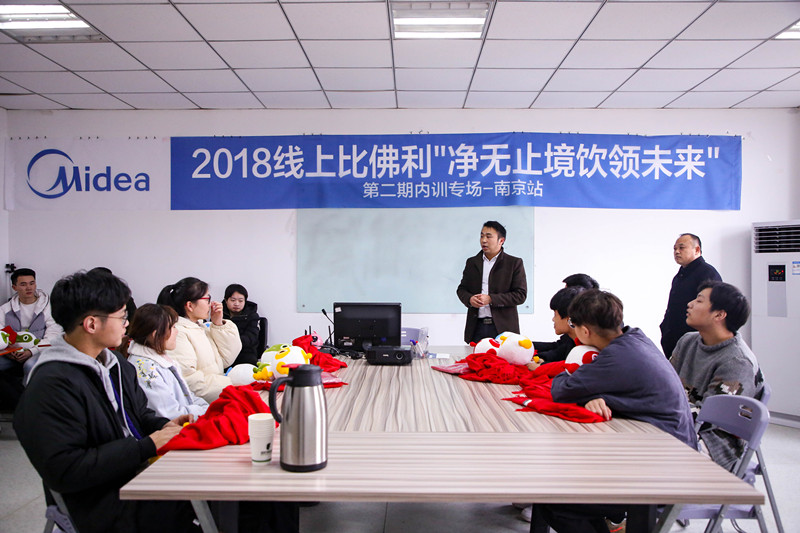 加強就業(yè)畢業(yè)生回訪，促進(jìn)校企合作渠道拓展