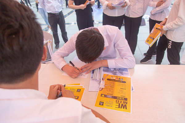 畢業學子填寫求職意向