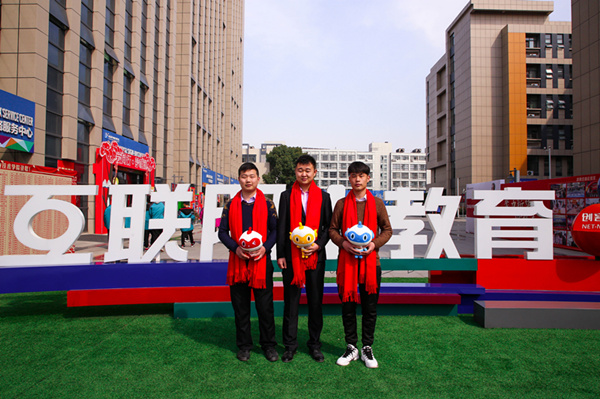 “追夢青春·感恩新華”—杰出校友母校行活動順利舉行 “追夢青春·感恩新華”—杰出校友母校行活動順利舉行