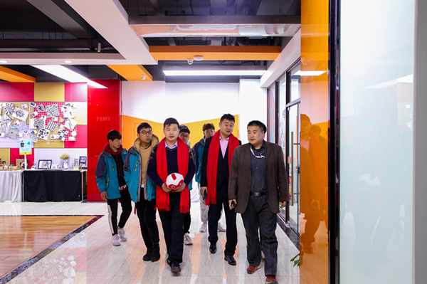 “追夢青春·感恩新華”—杰出校友母校行活動順利舉行 “追夢青春·感恩新華”—杰出校友母校行活動順利舉行