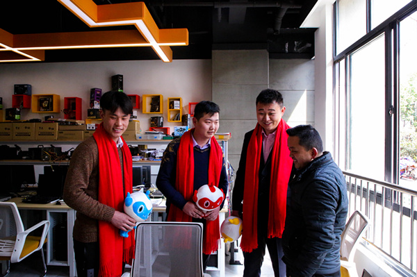 “追夢青春·感恩新華”—杰出校友母校行活動順利舉行 “追夢青春·感恩新華”—杰出校友母校行活動順利舉行