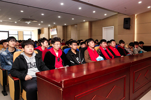 “追夢青春·感恩新華”—杰出校友母校行活動順利舉行 “追夢青春·感恩新華”—杰出校友母校行活動順利舉行