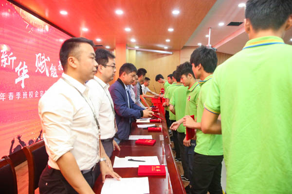 主席臺(tái)領(lǐng)導(dǎo)為班委頒發(fā)聘書 主席臺(tái)領(lǐng)導(dǎo)為班委頒發(fā)聘書