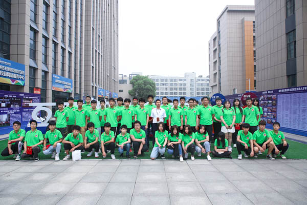 學(xué)院校門口合影留念 學(xué)院校門口合影留念