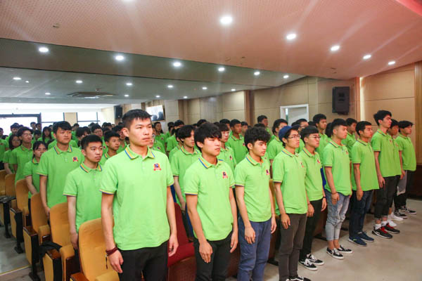 現(xiàn)場全體起立奏國歌 現(xiàn)場全體起立奏國歌