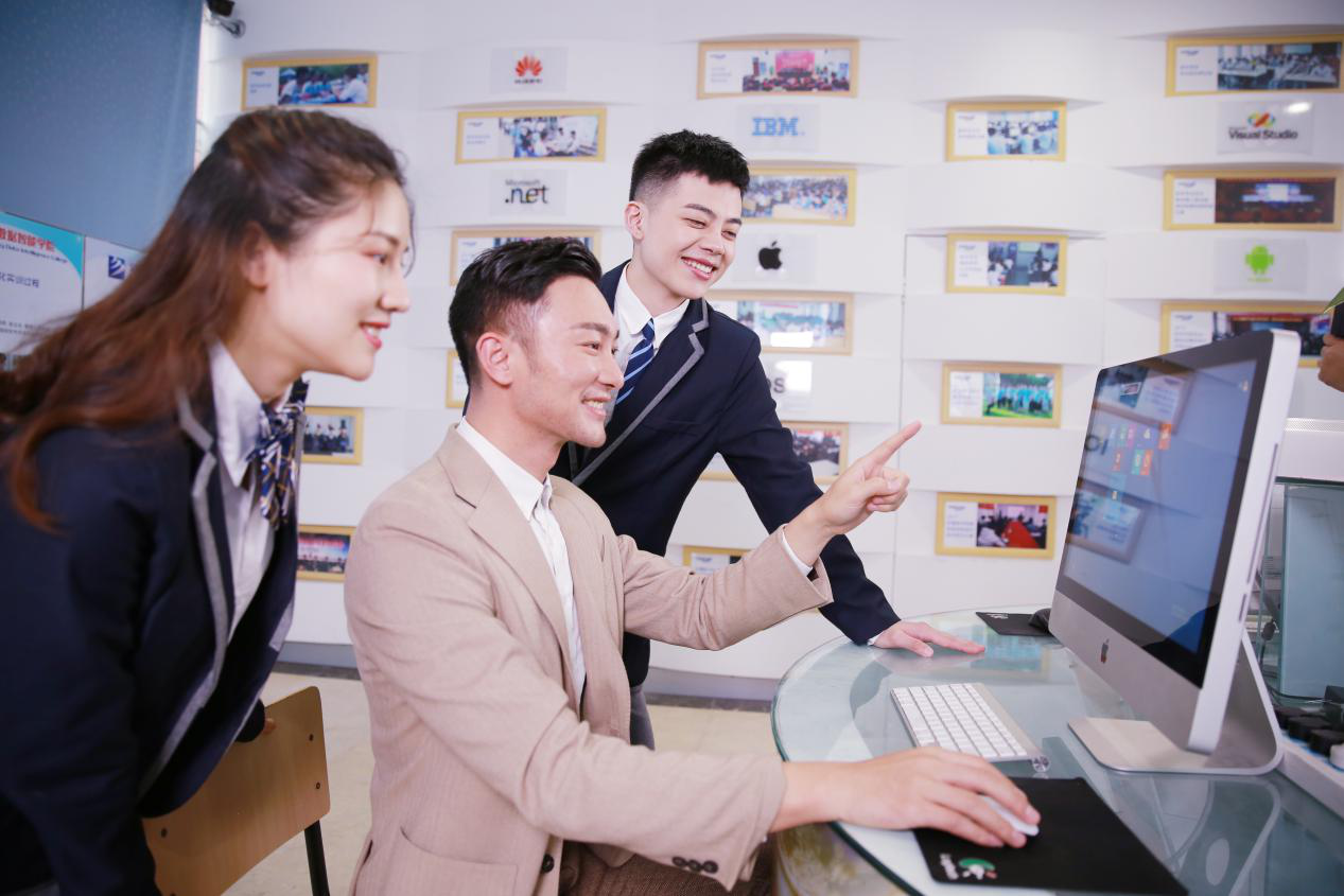 What?聽說新華云課堂能帶你走出傳統課堂,享受個性化學習! What?聽說新華云課堂能帶你走出傳統課堂,享受個性化學習!