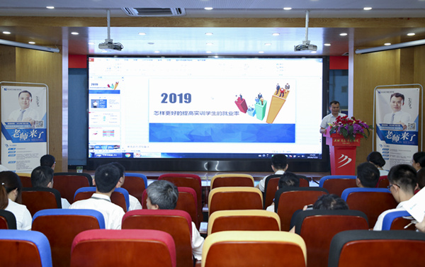 百家名師進校園，助力教改新方向