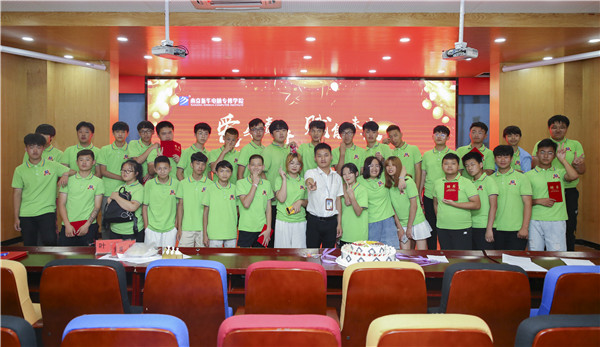 名企定制班火熱來襲,現在報名可獲千元助學金! 名企定制班火熱來襲,現在報名可獲千元助學金!