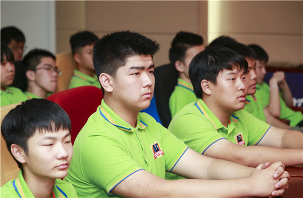 南京新華第二期新生青訓營之校紀校規教育:強校規,名紀律 南京新華第二期新生青訓營之校紀校規教育:強校規,名紀律