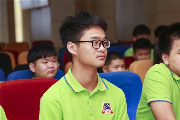 南京新華第二期新生青訓營之校紀校規教育:強校規,名紀律 南京新華第二期新生青訓營之校紀校規教育:強校規,名紀律