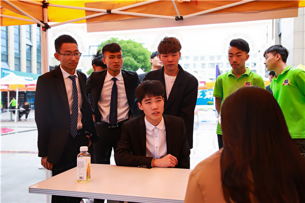 南京新華電腦專修學(xué)院的學(xué)費(fèi)多少? 南京新華電腦專修學(xué)院的學(xué)費(fèi)多少?