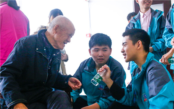 你我志愿心,傳遞敬老情——南京新華學子走進秣陵街道敬老院 你我志愿心,傳遞敬老情——南京新華學子走進秣陵街道敬老院