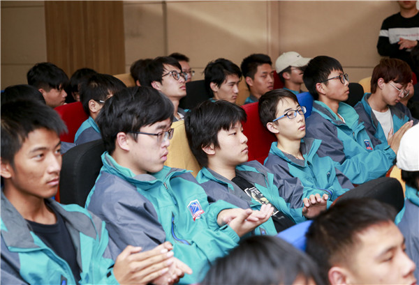 熱烈祝賀南京新華景峰VR工作室項目結項與啟動暨頒獎儀式圓滿舉行 熱烈祝賀南京新華景峰VR工作室項目結項與啟動暨頒獎儀式圓滿舉行