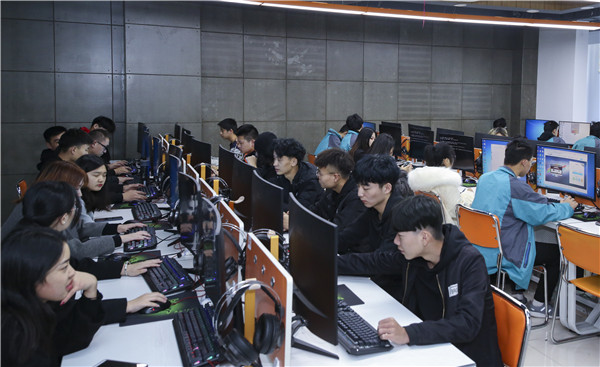 南京新華“感恩有你”平面海報設計大賽圓滿舉行！