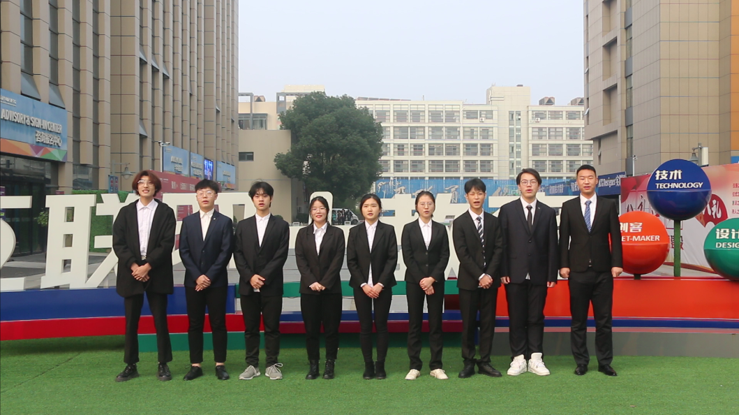 你看！他們代表學校去參加全國互聯網職業技能大賽了耶！