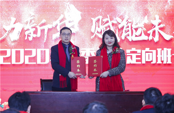 創就業指導中心劉主任與企業代表進行校企合作簽約