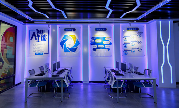 南京新華的學費多少，<a href=http://njxh.cn target=_blank class=infotextkey>專業(yè)</a>學費多少？