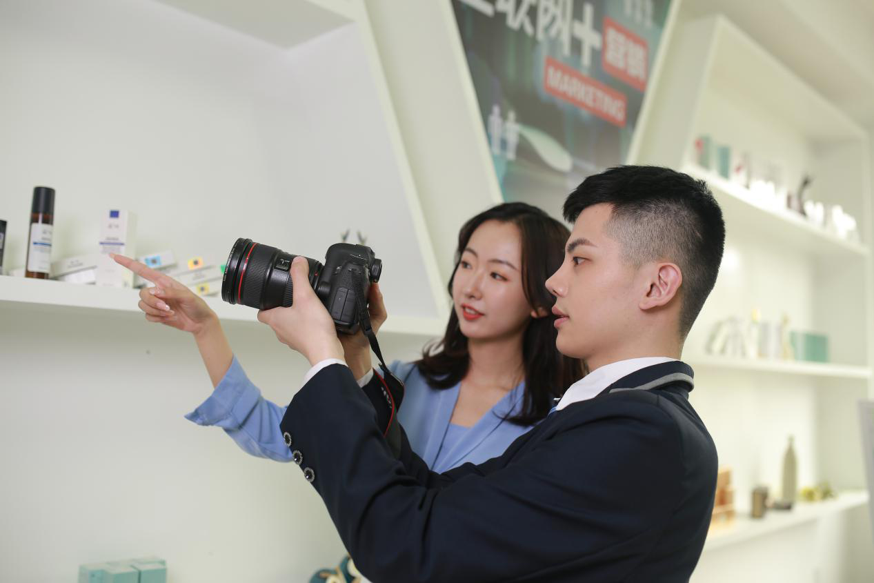 電商作為新興業(yè)態(tài)大有可為，學電商為什么來新華？