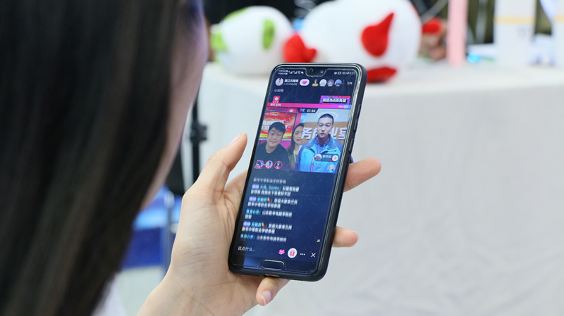 抖音達人石榴哥化身嗨學體驗官，空降新華引爆直播間