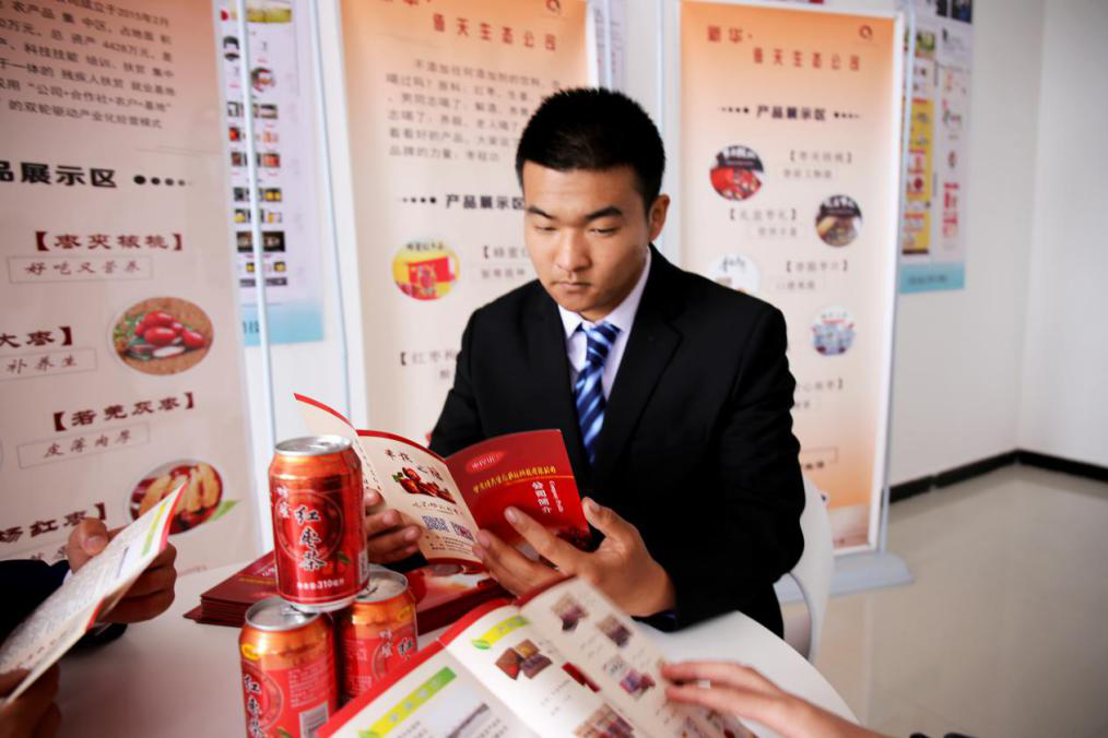 燃爆！麗江石榴哥現場連麥新華電商<a href=http://njxh.cn target=_blank class=infotextkey>專業</a>學子