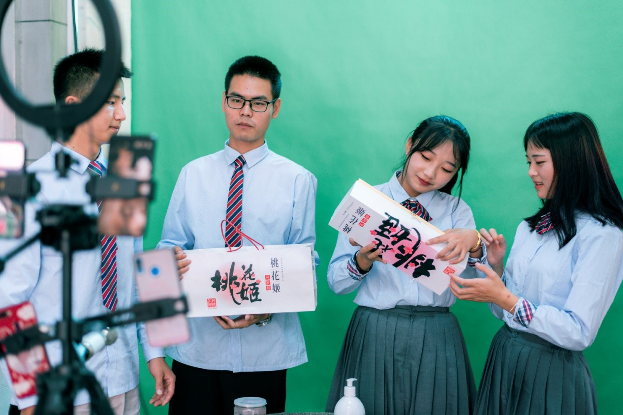 肩負職教強國重任，新華電腦學校升級“五項能力”培養互聯網高技能人才！