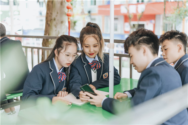 小孩兒初三了學(xué)習(xí)成績(jī)不理想，是上普高還是上職中學(xué)一門(mén)技術(shù)？