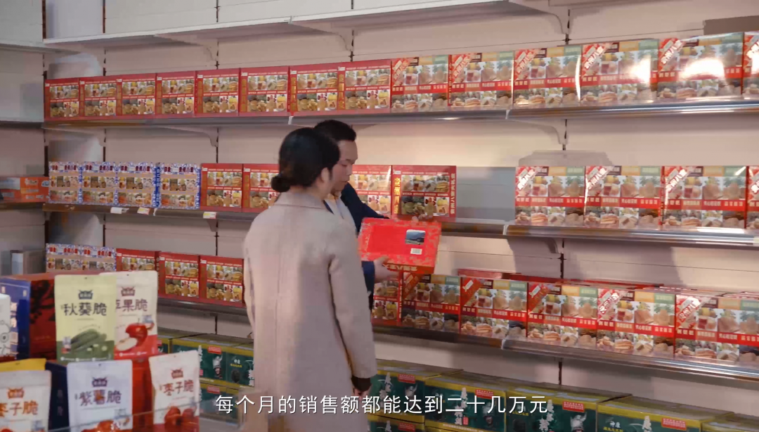 “新華電腦學校就像一座橋，把我和家鄉連接在一起！”