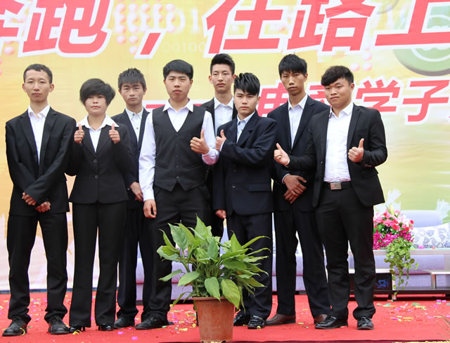 “新華電腦學校就像一座橋，把我和家鄉連接在一起！”