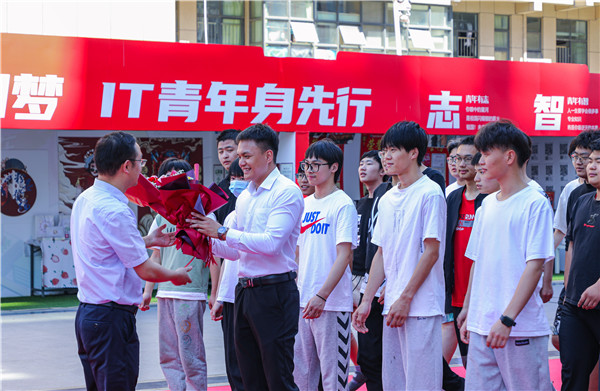 巔峰實習，京彩有你 ——南京新華京東618實習項目總結與表彰大會圓滿結束