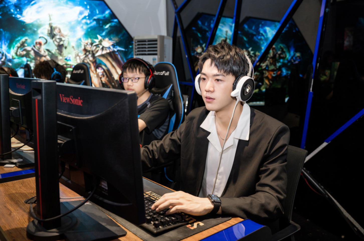 明星帶路|盧東旭探秘校園黑科技，直擊新華硬實力！