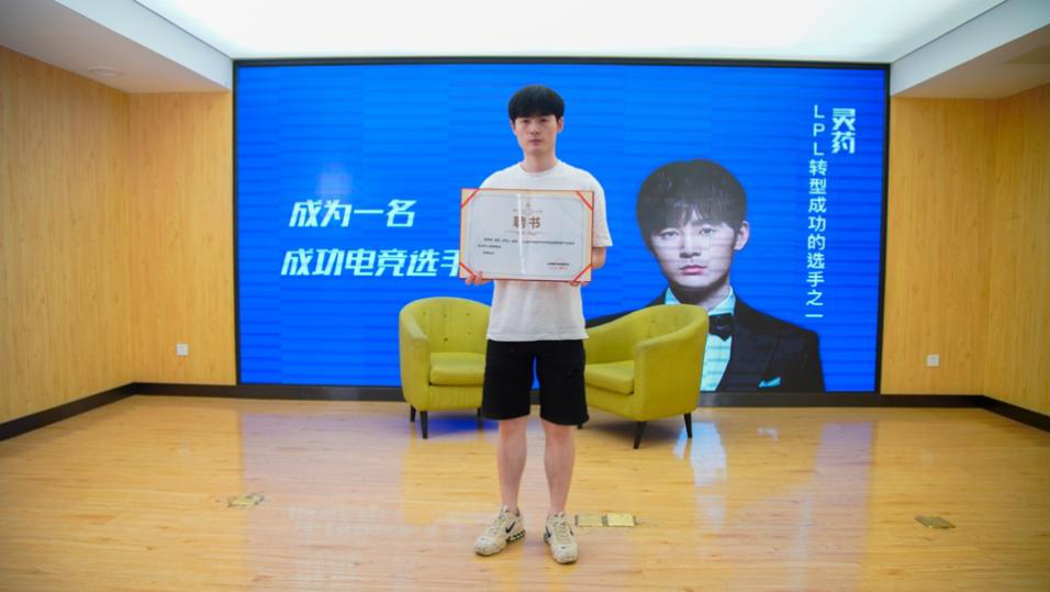 傳遞向上力量!新華電腦學(xué)校《老師來(lái)了》7月繼續(xù)開講! 傳遞向上力量!新華電腦學(xué)校《老師來(lái)了》7月繼續(xù)開講!