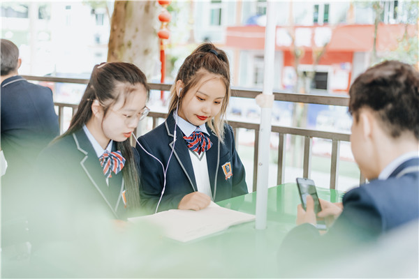 考不上<a href=http://njxh.cn target=_blank class=infotextkey>高中</a>，女生學什么<a href=http://njxh.cn target=_blank class=infotextkey>專業</a>好？