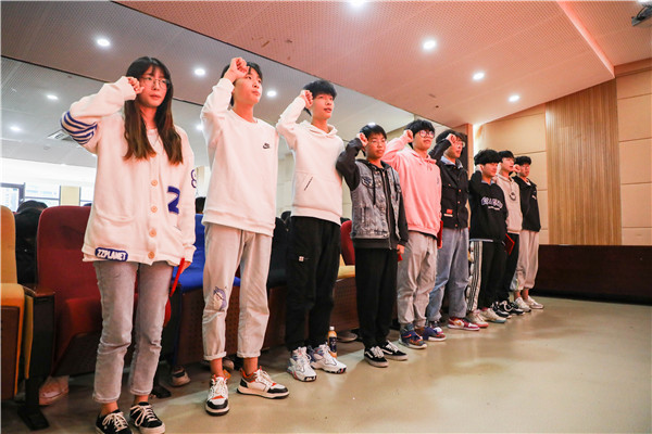 南京新華VR智能家居2103校企合作班開班典禮隆重舉行 南京新華VR智能家居2103校企合作班開班典禮隆重舉行