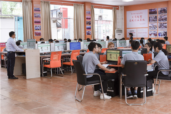 讓農產品搭上“電商順風車” 新華電腦教育以賽促教,助力鄉村振興 讓農產品搭上“電商順風車” 新華電腦教育以賽促教,助力鄉村振興