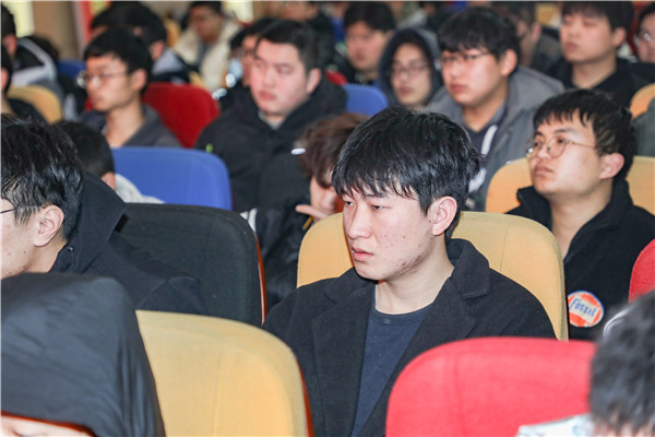 就業問題是重大的經濟社會問題，具有重要性、緊迫性和長期性，“就業難”成了絕大多數年輕人心中的困惑。為幫助我校學生做出清晰明確的就業規劃，提高同學們的就業競爭力，2022年2月25日上午，南京新華平面設計的聞繪敏講師于學術報告廳為同學們開展了以“新職業，新技術，新青年”為主題的畢業生職業規劃及求職技巧講座。