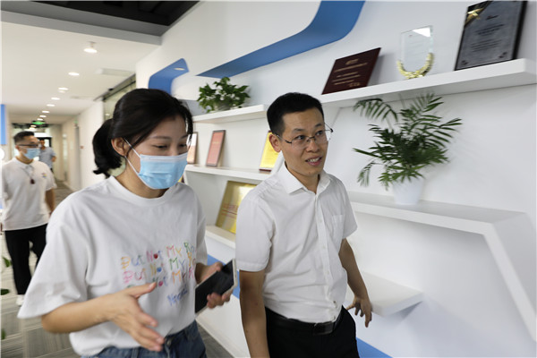 南京新華教師進企業，為實踐教學保駕護航