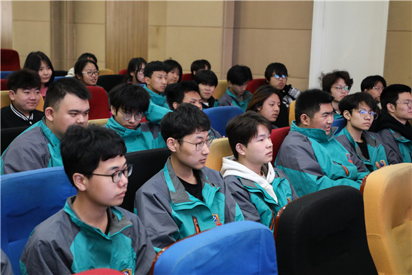 南京新華開展C4D課程結課答辯活動 南京新華開展C4D課程結課答辯活動