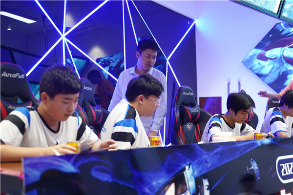 恭喜！我校學生代表隊榮獲2023 年“迎亞運”新華電腦教育王者榮耀電競對抗賽亞軍