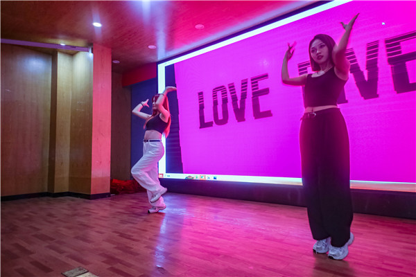 南京新華電腦專修學校成功舉辦慶祝新華電腦教育35周年文藝匯演暨2023年迎新晚會 南京新華電腦專修學校成功舉辦慶祝新華電腦教育35周年文藝匯演暨2023年迎新晚會