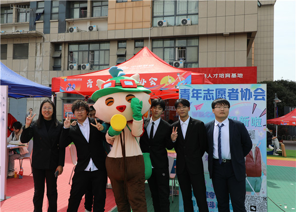 追光有“你”,歡迎“新”上人 南京新華電腦專修學校2024年春季社團招新大會順利收官 追光有“你”,歡迎“新”上人 南京新華電腦專修學校2024年春季社團招新大會順利收官