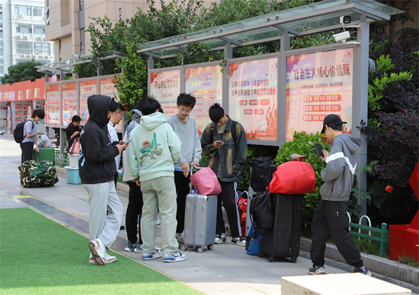 南京新華電腦專修學校學生啟程，蘇寧集團迎來新一批實習生