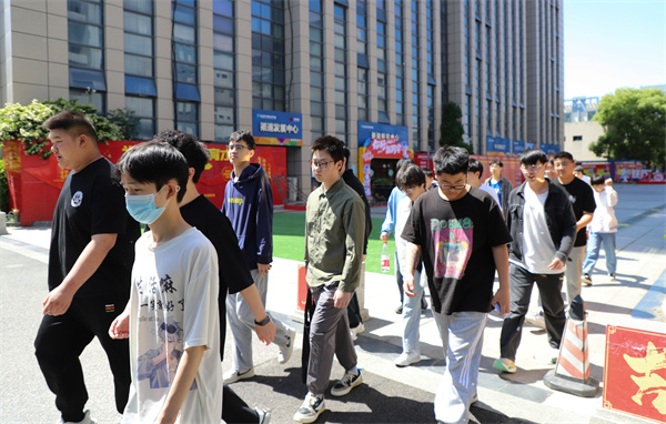 南京新華電腦專修學校芯片封裝與檢測<a href=http://njxh.cn target=_blank class=infotextkey>專業</a>學生深入華天科技(南京)有限公司實踐學習 南京新華電腦專修學校芯片封裝與檢測<a href=http://njxh.cn target=_blank class=infotextkey>專業</a>學生深入華天科技(南京)有限公司實踐學習