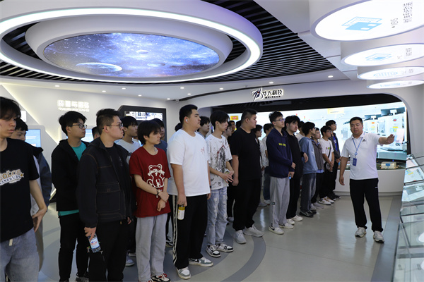 南京新華電腦專修學校芯片封裝與檢測<a href=http://njxh.cn target=_blank class=infotextkey>專業</a>學生深入華天科技(南京)有限公司實踐學習 南京新華電腦專修學校芯片封裝與檢測<a href=http://njxh.cn target=_blank class=infotextkey>專業</a>學生深入華天科技(南京)有限公司實踐學習