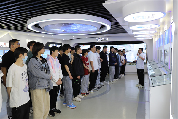 南京新華電腦專修學校芯片封裝與檢測<a href=http://njxh.cn target=_blank class=infotextkey>專業</a>學生深入華天科技(南京)有限公司實踐學習 南京新華電腦專修學校芯片封裝與檢測<a href=http://njxh.cn target=_blank class=infotextkey>專業</a>學生深入華天科技(南京)有限公司實踐學習