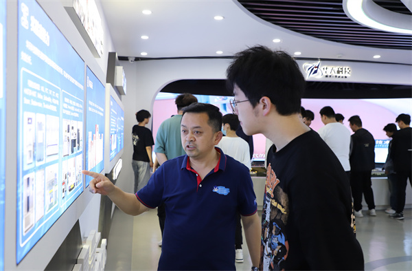 南京新華電腦專修學校芯片封裝與檢測<a href=http://njxh.cn target=_blank class=infotextkey>專業</a>學生深入華天科技(南京)有限公司實踐學習 南京新華電腦專修學校芯片封裝與檢測<a href=http://njxh.cn target=_blank class=infotextkey>專業</a>學生深入華天科技(南京)有限公司實踐學習