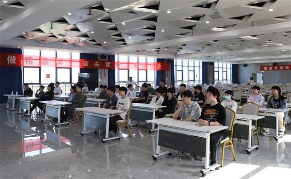 南京新華電腦專修學校芯片封裝與檢測<a href=http://njxh.cn target=_blank class=infotextkey>專業</a>學生深入華天科技(南京)有限公司實踐學習 南京新華電腦專修學校芯片封裝與檢測<a href=http://njxh.cn target=_blank class=infotextkey>專業</a>學生深入華天科技(南京)有限公司實踐學習