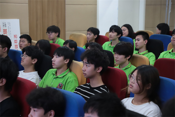 南京新華電腦專修學(xué)校舉辦新生安全教育講座，鄭德剛老師精彩開講