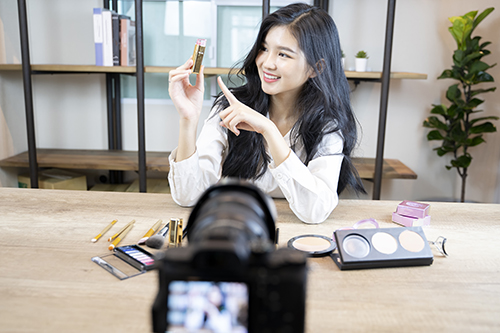 1765954602958274.jpg 花瓣素材_圖像,青年人,顯示器,女性,電視攝像機,亞洲,商務,博客,一個人,泰國_1646036.jpg