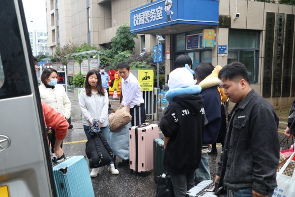 南京新華電腦專修學校畢業生赴南通寶尊電商就業